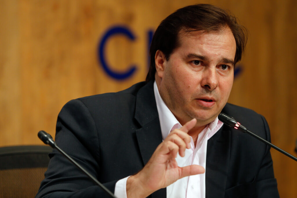 Em-resposta-ao-DEM-Maia-ameaça-aceitar-pedido-de-impeachment-contra-Bolsonaro