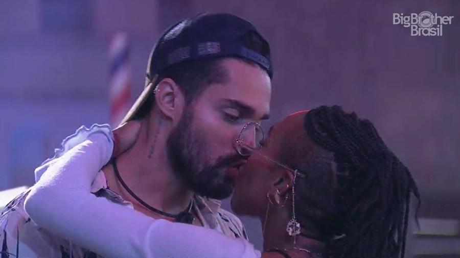 Fas do BBB veem assedio em beijo de Karol e Bil e pedem expulsao veja video do momento