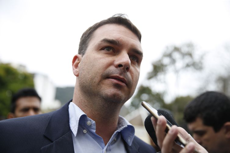 Flávio-Bolsonaro-devolve-loja-de-chocolates-investigada-pelo-MP-por-lavagem-de-dinheiro