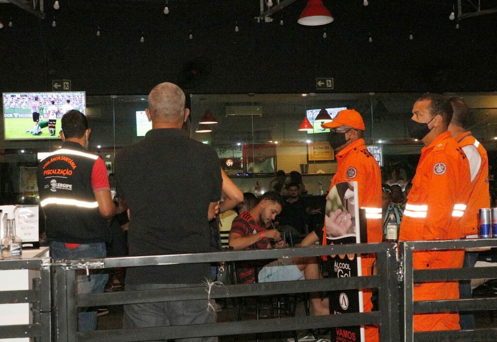 Forca tarefa notifica tres bares da Orla por excesso de pessoas nas mesas
