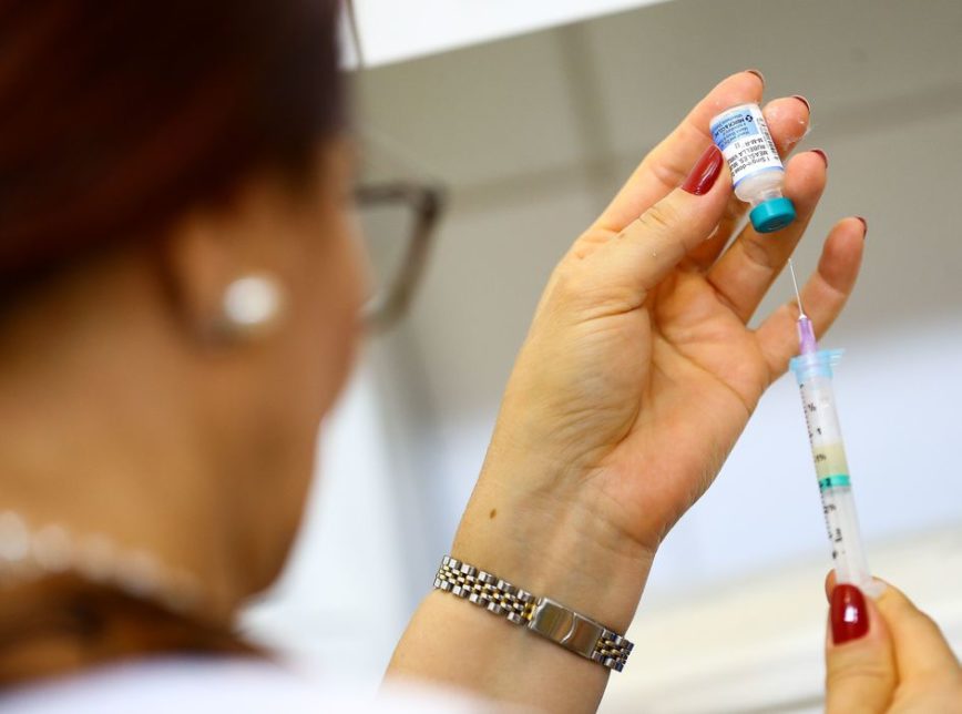 Governo exclui trecho de medida provisoria que facilitava compra da vacina da Pfizer