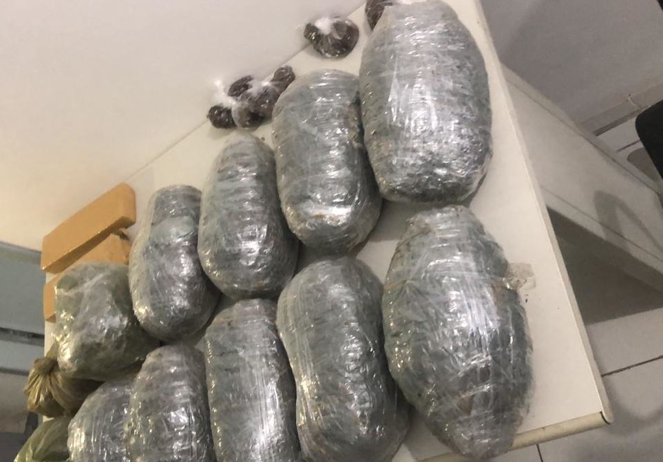 Homem e preso por trafico de drogas com 15 kg de maconha na Aruana