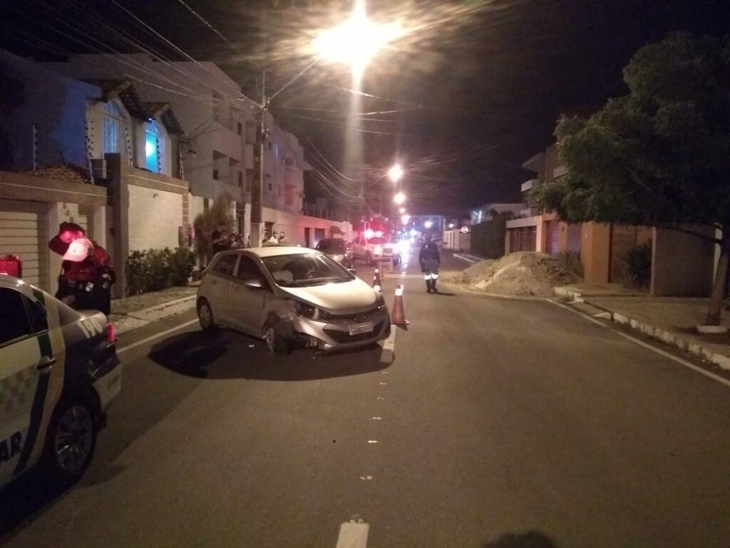 Homem embriagado causa acidente entre dois carros na Zona Sul de Aracaju