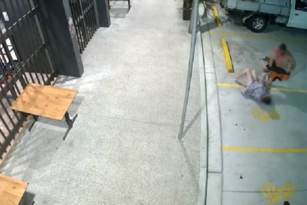 Idosa reage a roubo e consegue recuperar bolsa apos derrubar assaltante veja video