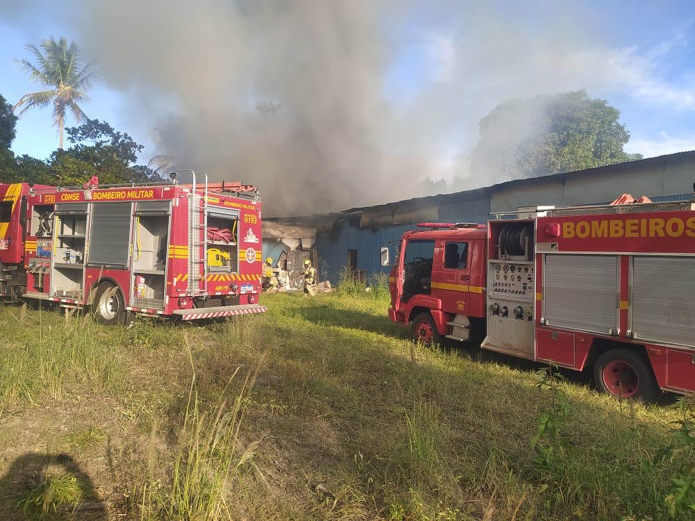 Incendio atinge fabrica de materiais sinteticos em Estancia 2