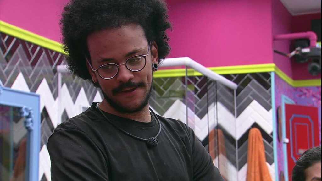 Internautas resgatam tweet antigo de Joao Luiz criticando filme de Viih Tube Pior que a Fazenda