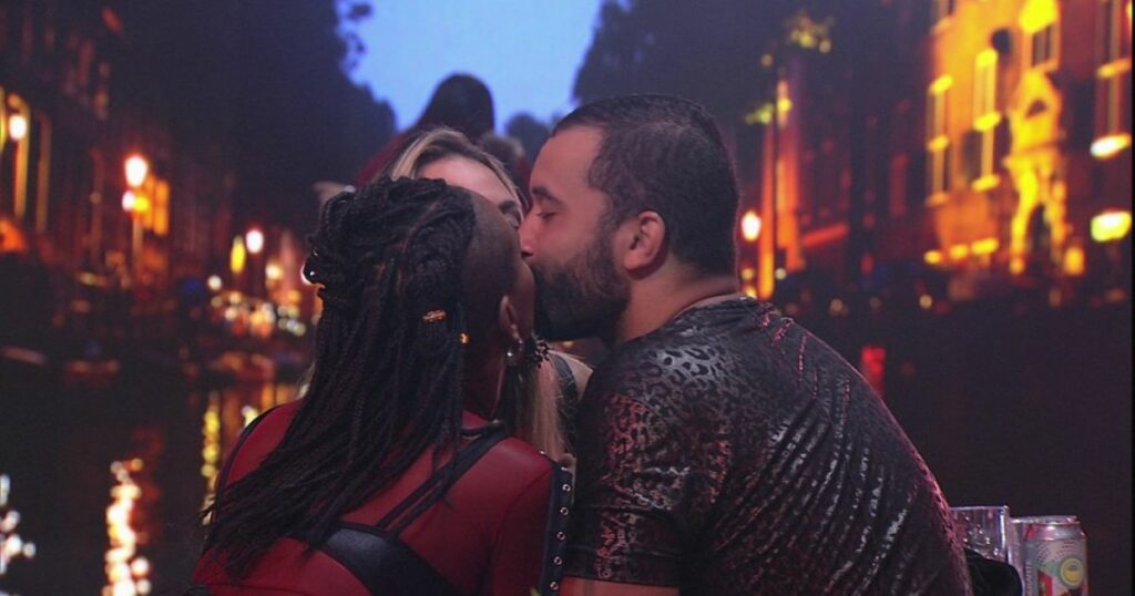 Karol Conka Gilberto e Sarah dao beijo triplo em festa no BBB