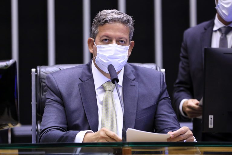 Lira afirma que deputados devem avaliar inviolabilidade do mandato e risco a democracia