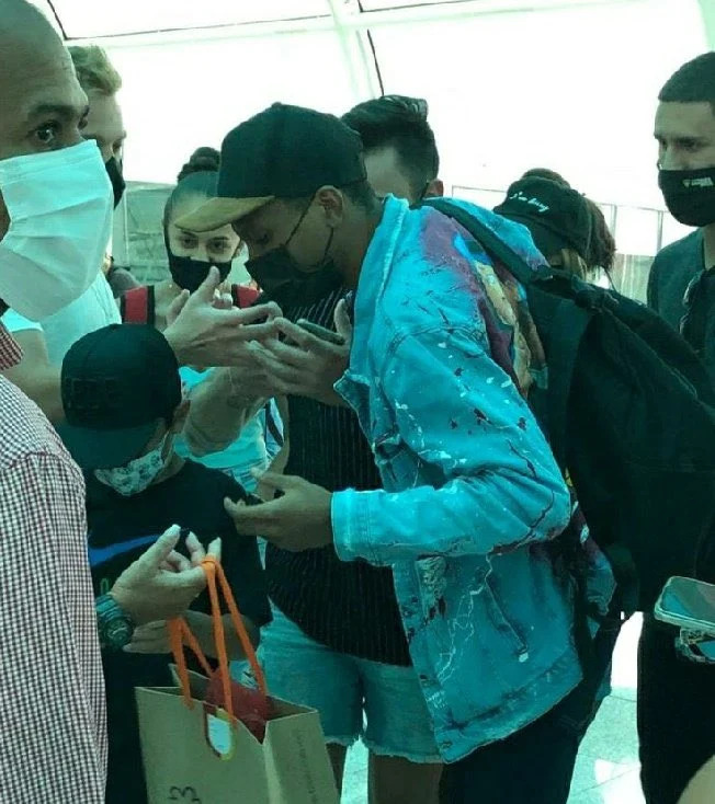 Lucas-Penteado-é-recebido-por-fãs-em-aeroporto-após-sair-do-BBB-veja-vídeo