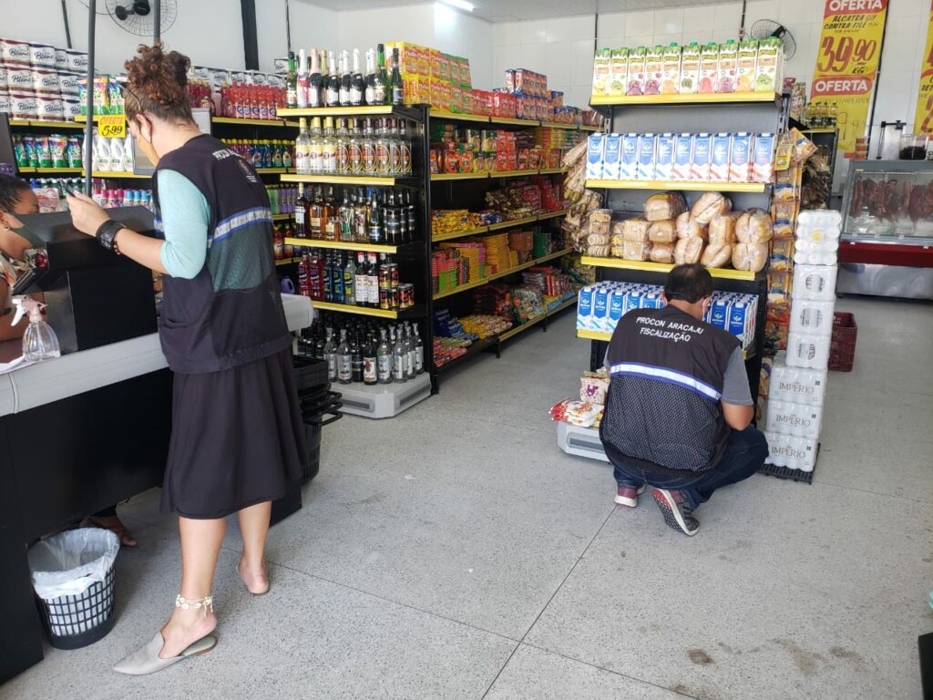 Mais de 10 supermercados sao autuados por venda de produtos vencidos em Aracaju