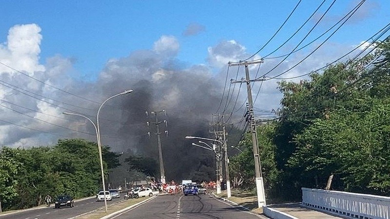 Manifestantes fecham avenida para cobrar vacinas moradia e auxilio emergencial na Zona Sul de Aracaju