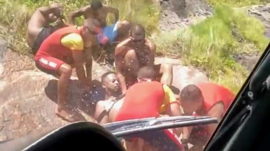 Mulher morre apos ser atingida por forte onda no litoral de Sao Paulo