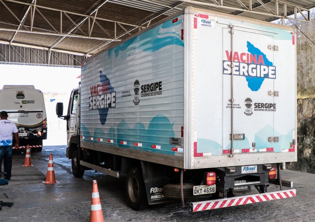 Novos lotes da vacina contra a covid 19 sao distribuidos aos municipios sergipanos nesta segunda 1o
