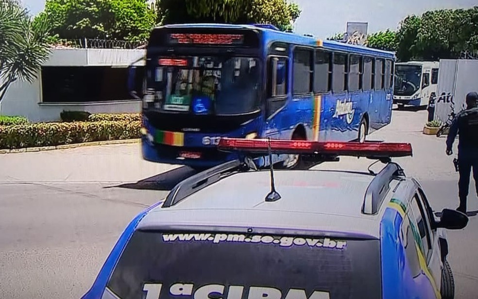 PM escolta onibus para retomar circulacao apos protestos e atos de vandalismo em Aracaju