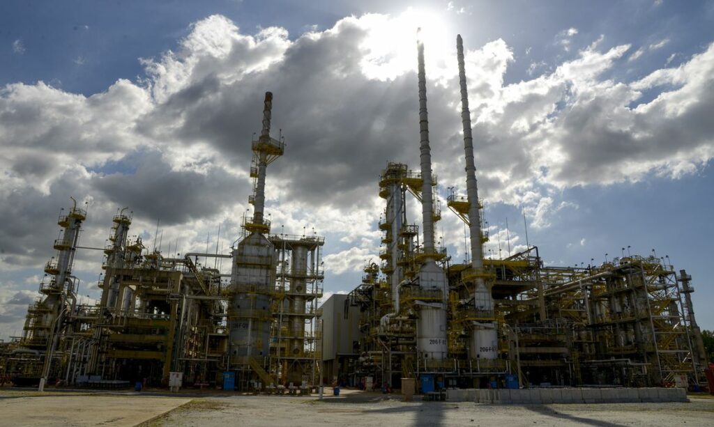 Petrobras aumenta preco da gasolina em cerca de 8 nas refinarias