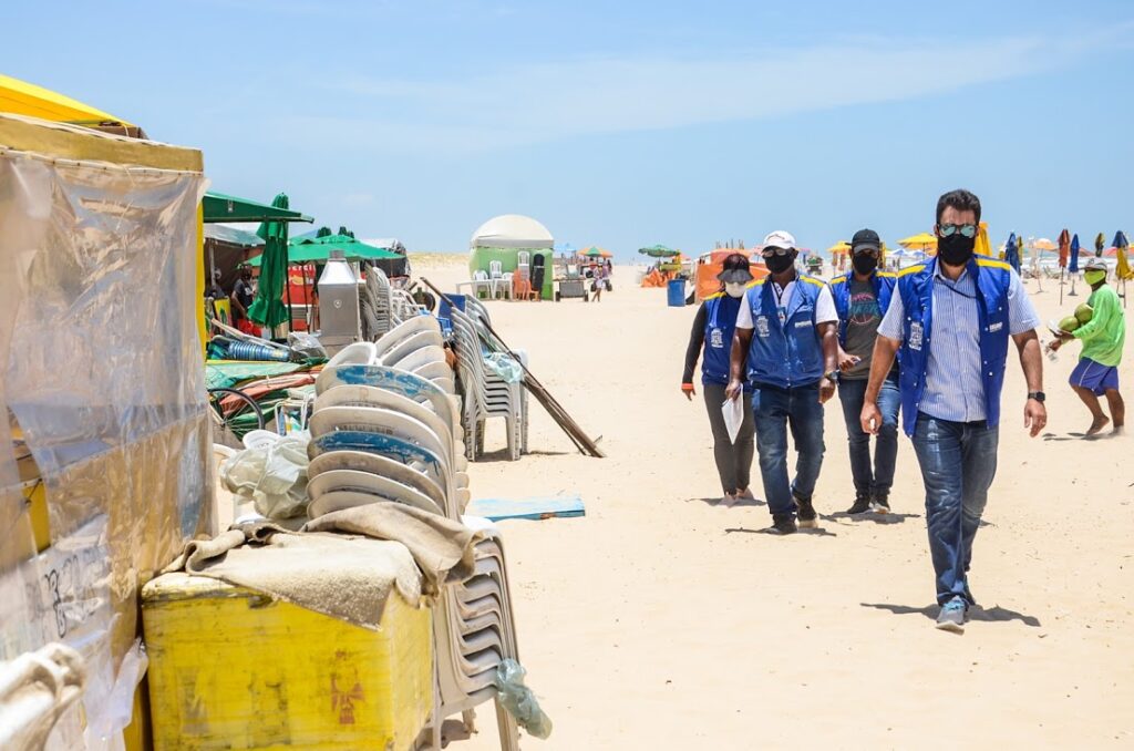 Prefeitura ordena retirada de 35 barracas instaladas na faixa de areia das praias em Aracaju