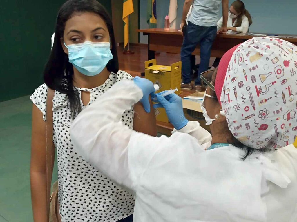 Profissionais de saude do Hospital Joao Alves recebem segunda dose da vacina contra a covid 19