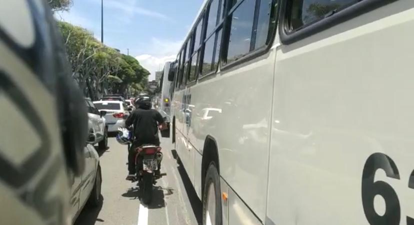 Rodoviarios do transporte publico de Aracaju protestam na Avenida Barao de Maruim Veja video