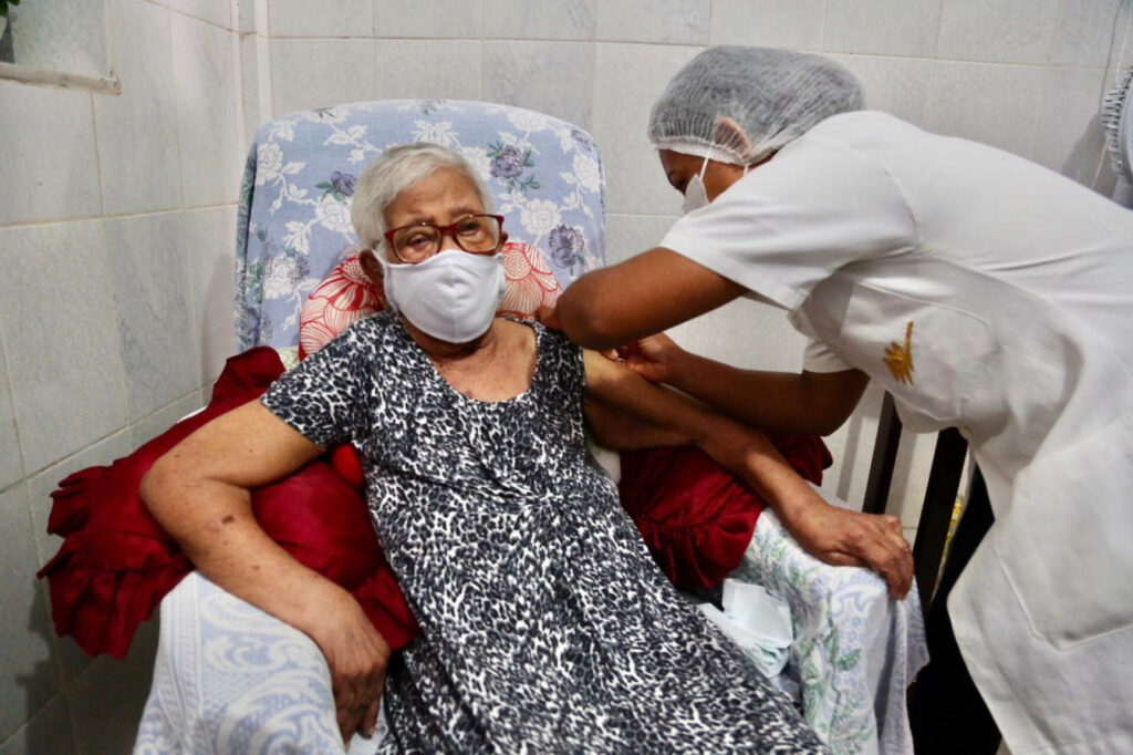 São-Cristóvão-inicia-vacinação-contra-covid-19-para-idosos-a-domicílio