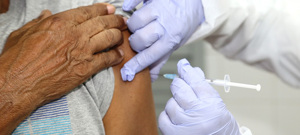 Secretaria da Saude de Salgado esclarece vacinacao contra a covid 19 em profissionais de farmacias e funerarias