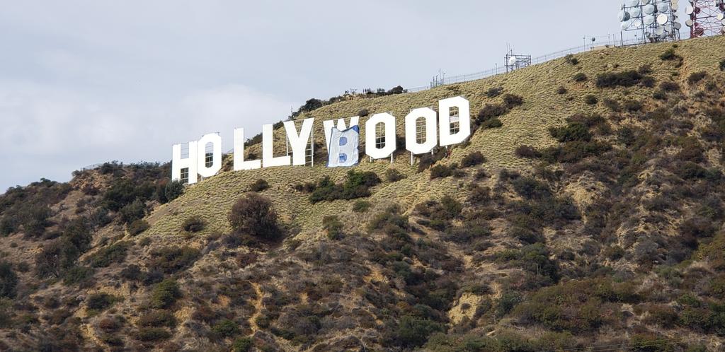 Seis pessoas sao presas apos alterarem letreiro de Los Angeles para Hollyboob