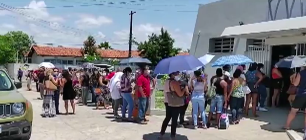Vacinacao contra covid 19 causa aglomeracao de profissionais da saude em UBS de Aracaju