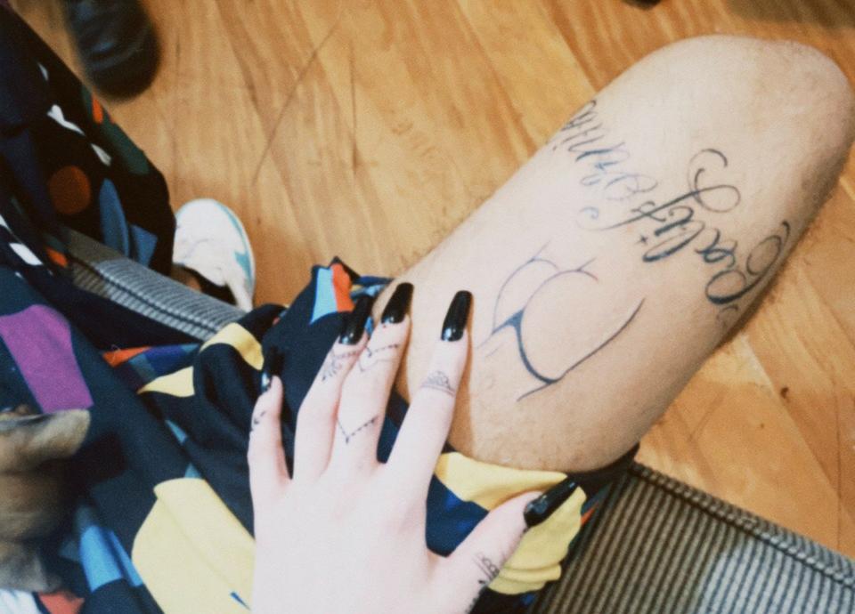 Vitao tatua bumbum de Luisa Sonza na propria coxa e cantora brinca