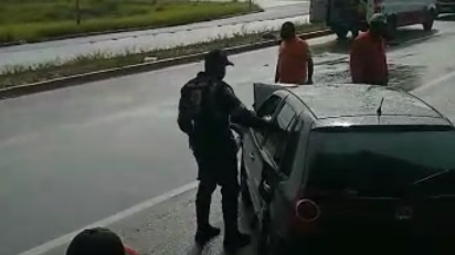 Acidente entre carro e caminhao deixa transito lento em Nossa Senhora do Socorro