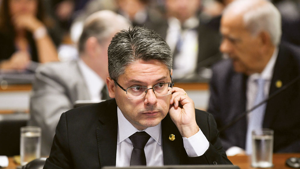 Alessandro Vieira chama comite criado por Bolsonaro para covid 19 de embuste