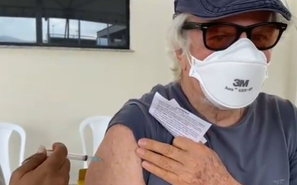 Alvo de noticia falsa Reginaldo Faria exibe video para provar que recebeu vacina contra a covid 19