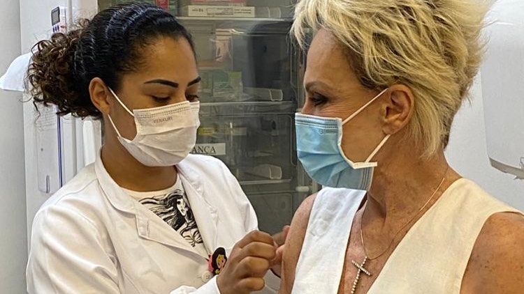 Ana Maria Braga recebe primeira dose de vacina contra covid 197