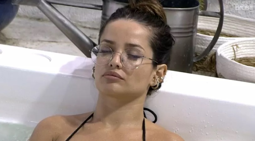 BBB21 Juliette curte banho relaxante enquanto ignora brothers falando mal dela
