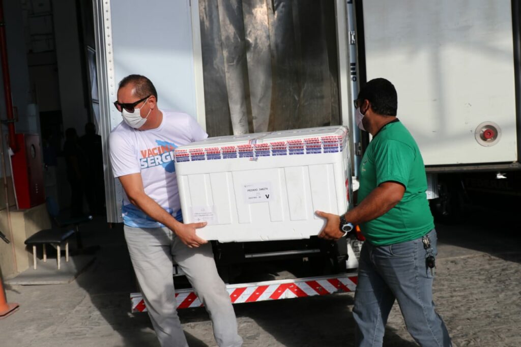 Belivaldo rebate criticas do Sintese e reclama da demora de vacinas