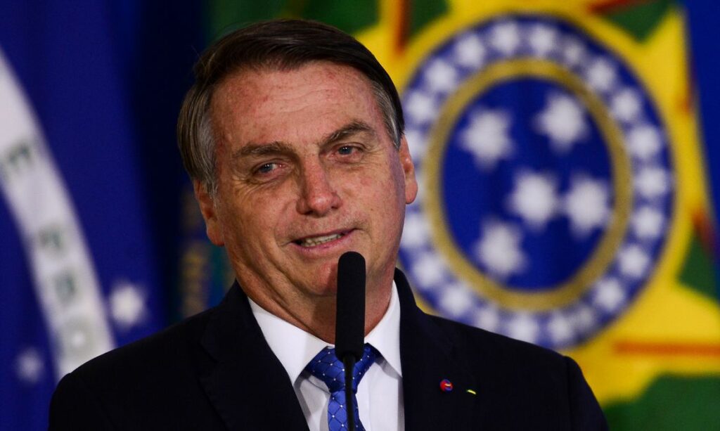 Bolsonaro comemora suspensao de testes da vacina chinesa contra a covid 19