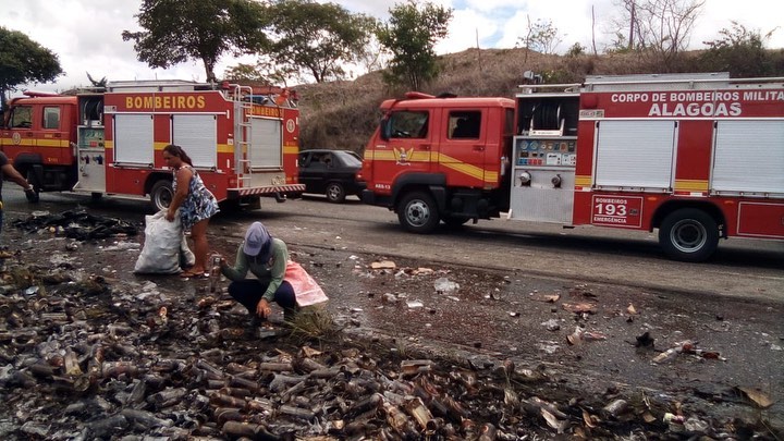 Bombeiros sergipanos ajudam a controlar incendio de carreta em municipio alagoano