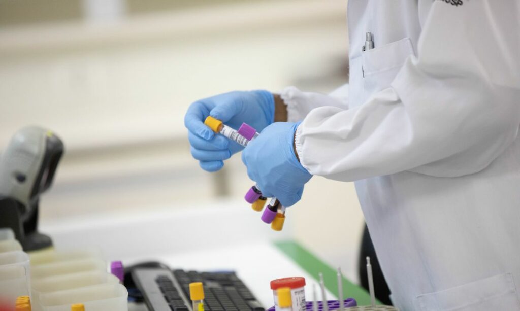 Brasil registra primeiro caso de reinfeccao com mesma mutacao do coronavirus encontrada na Africa do Sul