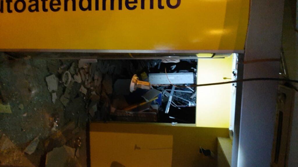 Caixa eletrônico é explodido por assaltantes em Pacatuba nesta quarta-feira (3); veja vídeo 1 Caixa eletronico e explodido por assaltantes em Pacatuba nesta quarta feira 3 e1614763856499