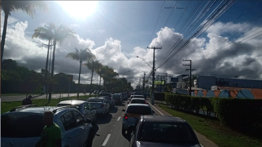 Caminhao quebra e deixa transito lento na regiao do Aeroporto