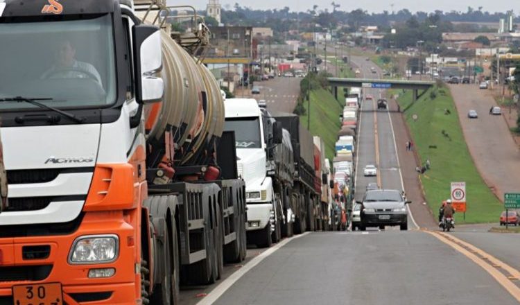 Caminhoneiros podem paralisar atividades apos novo aumento na gasolina