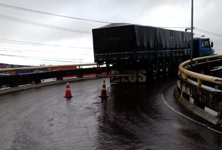 Carreta apresenta problemas e atrapalha transito no Viaduto do Dia em Aracaju