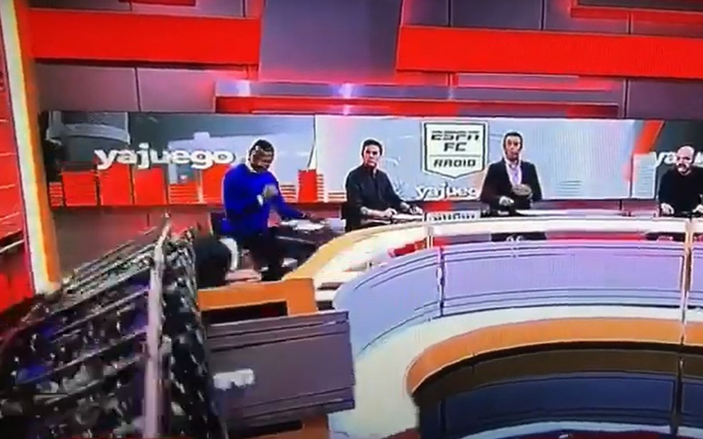 Cenario da ESPN cai em cima de apresentador em programa ao vivo veja video