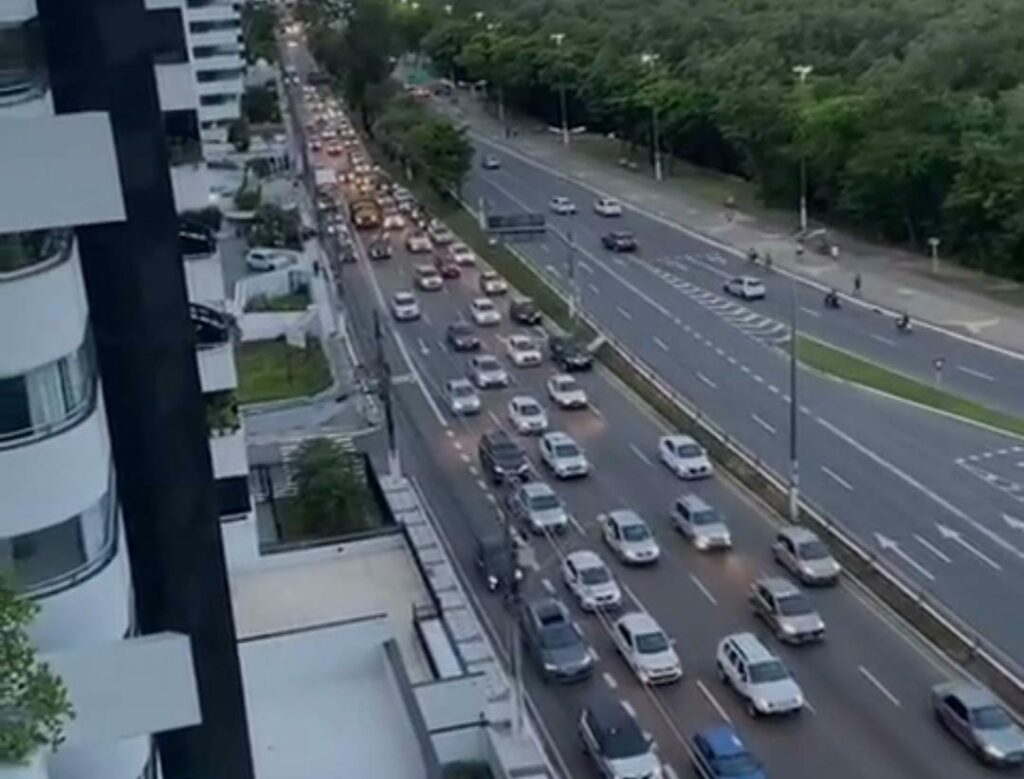 Com antecipacao do toque de recolher Aracaju registra transito intenso nesta sexta feira 26 veja video