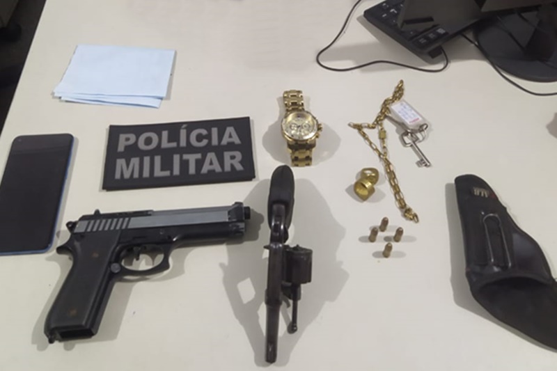 Dois homens suspeitos de assalto sao presos pela PM na Farolandia