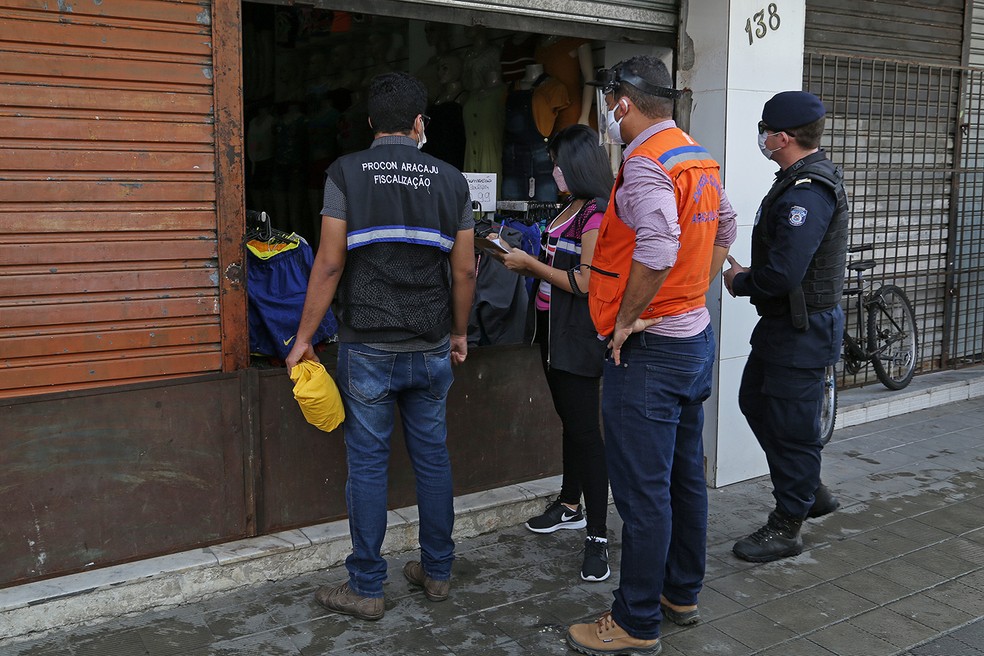 Dono de restaurante baixa as portas e esconde clientes ao perceber chegada de fiscais da forca tarefa