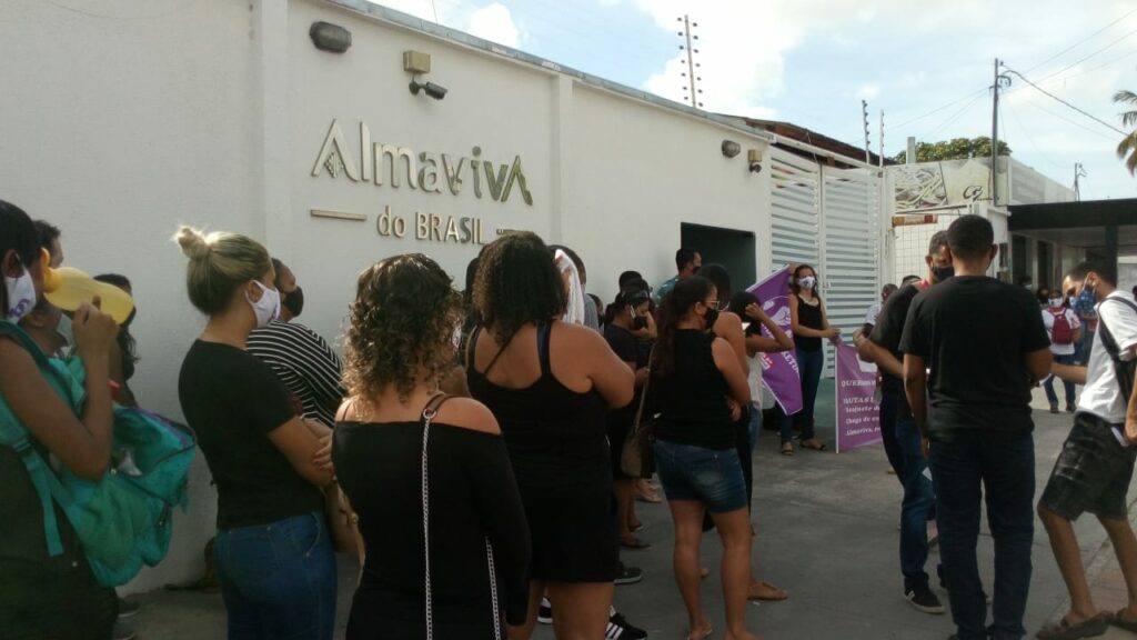 Em manifestacao funcionarios da Almaviva reivindicam reajuste salarial nesta segunda 8 veja video