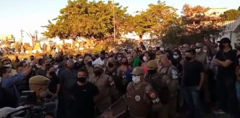 Enterro do soldado Wesley Goes gera comocao e protestos na Bahia veja video