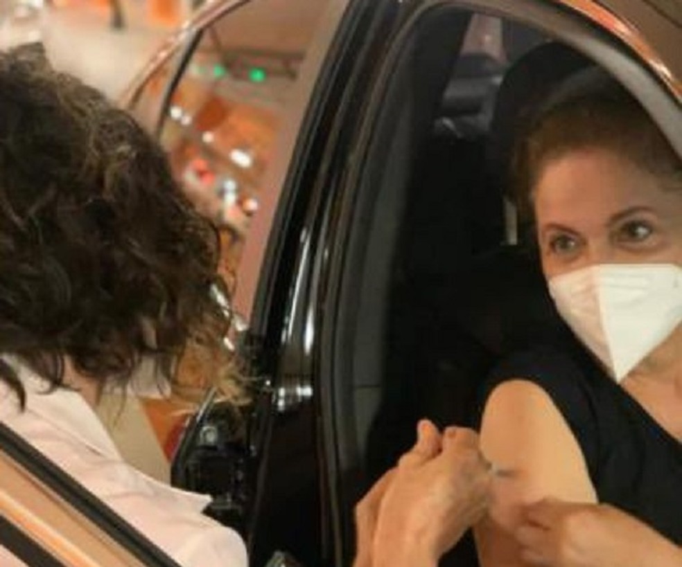 Ex presidente Dilma Rousseff recebe primeira dose de vacina contra covid 19