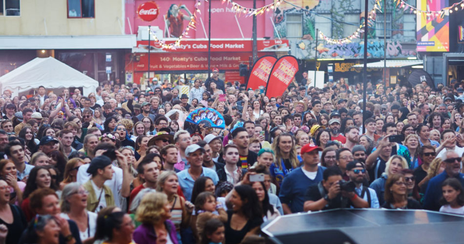 Festival reune 120 mil pessoas na Nova Zelandia pais teve media de 4 casos de covid 19 na semana passada