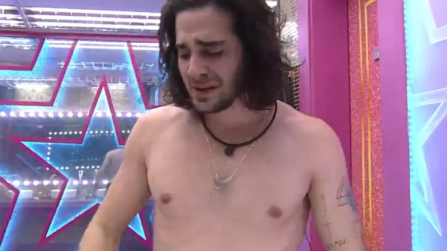 Fiuk cai em lagrimas apos movimentar edredom com Thais no BBB