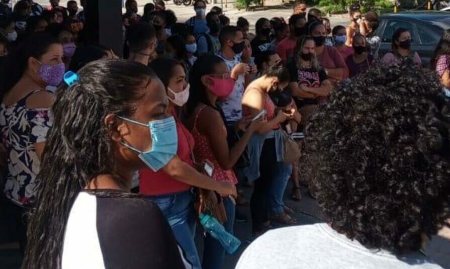 Funcionarios da AlmaViva fazem manifestacao na porta da empresa nesta terca feira 16 1 e1616583060906